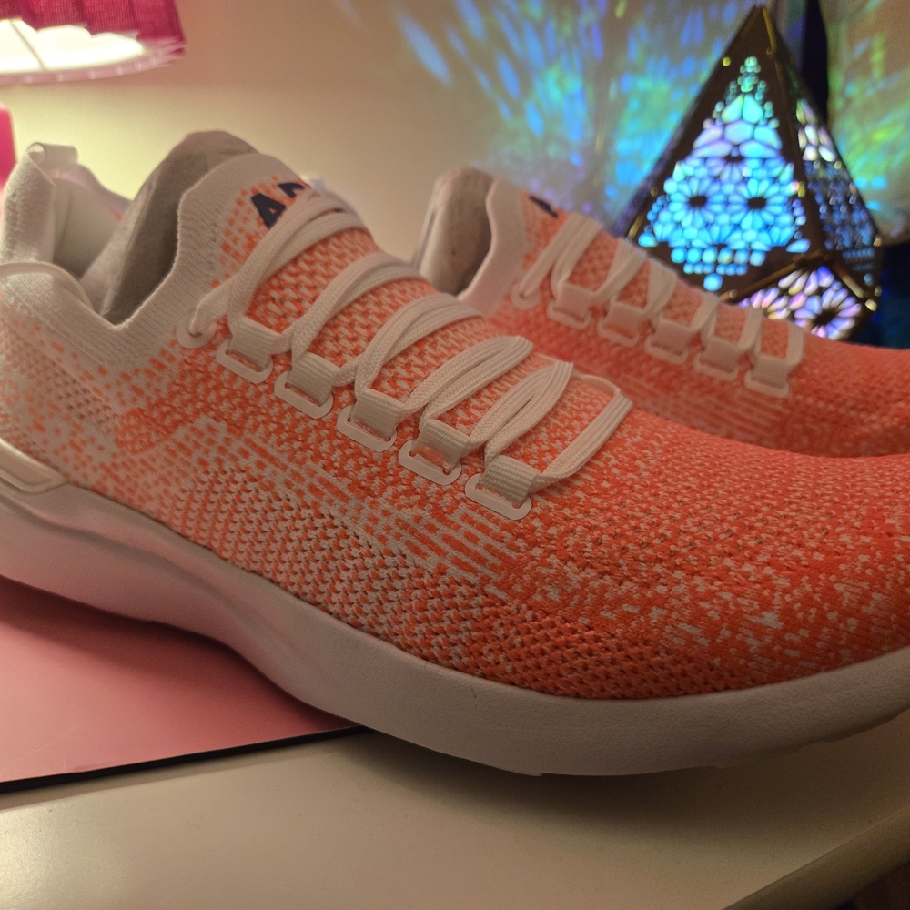 APL Techloom Breeze Mens 9.5 Women's 11 White/Impulse Red/Ombre Unisex & NIB - Picture 3 of 5
